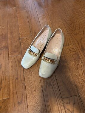 Gucci Cream Leather Chain-Trim Loafers with Gold Hardware size 40